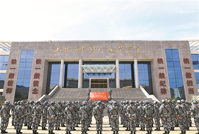 走進(jìn)“上甘嶺特功八連”——站在布滿(mǎn)381個(gè)彈孔的戰(zhàn)旗前_fororder_2