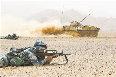 走進(jìn)“上甘嶺特功八連”——站在布滿(mǎn)381個(gè)彈孔的戰(zhàn)旗前_fororder_3