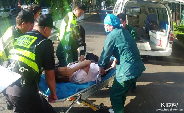 ���ߺ�Ůʿ���ؾ�꠆T�f(xi��)���£��͵��t(y��)Ժ�M(j��n)�м��r������ ͨӍ�T �� ���D