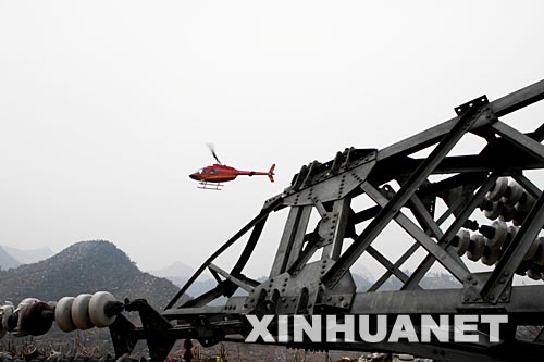 2��17����һ��ֱ���C�ڏV�|ʡ�������Ǝr�(zh��n)�����ܱ�ѩ��(z��i)���ġ�500ǧ������ݔ늾�·�Ğ�(z��i)���ؽ���r�M��Ѳ�顣����ݔ늾�·���F����λ����ɽ������������ķeѩ������δ�ڻ����˹�Ѳ����y�Ⱥܴ��B�Ձ�������늾W(w��ng)��˾����ֱ���C������ݔ늾�·��̎�ĸ�ɽ�^(q��)���M��Ѳ�������ÙC�d�O(sh��)���M���Ĕz�����r�l(f��)�F(xi��n)���Ϻ��[������ȫ��֏�(f��)����ṩ�Y����