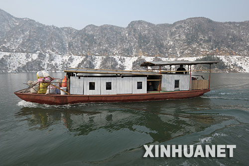 1��31���� һ���\�ͷ��l(xi��ng)�ˆT�Ŀ��\���ڷ��ӎXˮ���к��С� ��̎��eɽ�^(q��)�İ��ջ�ɽ�h��1��12��������50��һ�����ش�ѩ��(z��i)��ɽ·��ͨ�����S��ɽ�^(q��)Ⱥ�����l(xi��ng)�ͳ������衣��?sh��)������ڴ_����ȫ����r�������÷��ӎXˮ��������l���ӏ�ˮ·���\���R�r���{(di��o)ʮ�חl���δ��䮔���\����Ŀǰ��20���l���\��ֻ�վ��\ݔ����1000�����ҡ���?sh��)����������P(gu��n)���T��ȡ24С�r��ȫ�O(ji��n)�صȶ�헴�ʩ�_���˿Ͱ�ȫ��