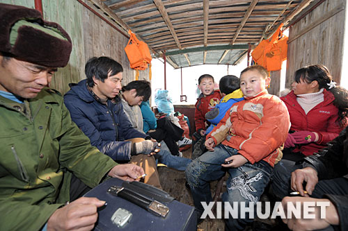 1��31�գ����l(xi��ng)�ˆT�˶ɴ��ؼ��� ��̎��eɽ�^(q��)�İ��ջ�ɽ�h��1��12��������50��һ�����ش�ѩ��(z��i)��ɽ·��ͨ�����S��ɽ�^(q��)Ⱥ�����l(xi��ng)�ͳ�����������?sh��)������ڴ_����ȫ����r�£����÷��ӎXˮ��������l���ӏ�ˮ·���\���R�r���{(di��o)ʮ�חl���δ��䮔���\����Ŀǰ��20���l���\��ֻ�վ��\ݔ����1000����������?sh��)����������P(gu��n)���T��ȡ24С�r��ȫ�O(ji��n)�صȶ�헴�ʩ�_���˿Ͱ�ȫ��