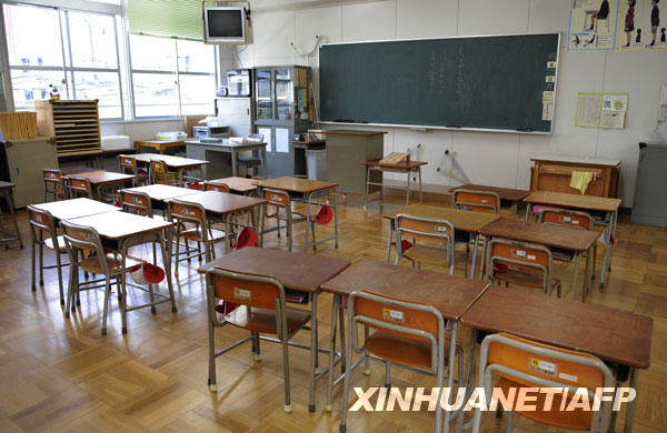 5��18�����ձ�������һ��С�W(xu��)�Ľ��҃�(n��i)�՟oһ�ˡ��ձ����渮�ͱ���h�ķ�ݔ���Լ���H1N1���д_�\�����������яġ��㡱�j����120���������˶������������������ɵص��������T����18���Ⱥ�Ҫ��Ӌ1400���������C��(g��u)���rͣ�n��