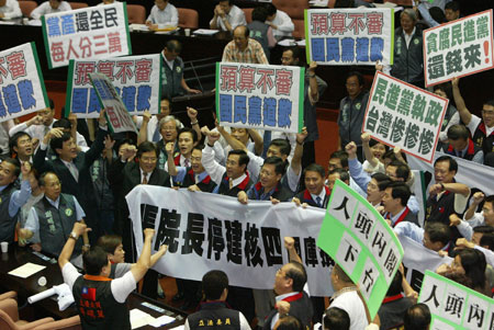 藍(lán)營(yíng)“立委”集體退席 拒聽(tīng)張俊雄施政報(bào)告(圖)