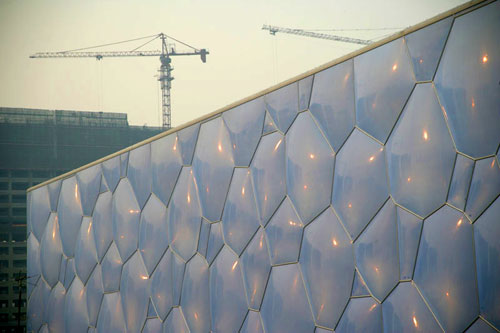 外層膜結(jié)構(gòu)安裝完成 水立方“外衣”汽車壓不壞