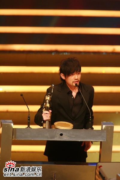 圖文:周杰倫演技獲承認(rèn)最佳新人獎(jiǎng)收入囊中